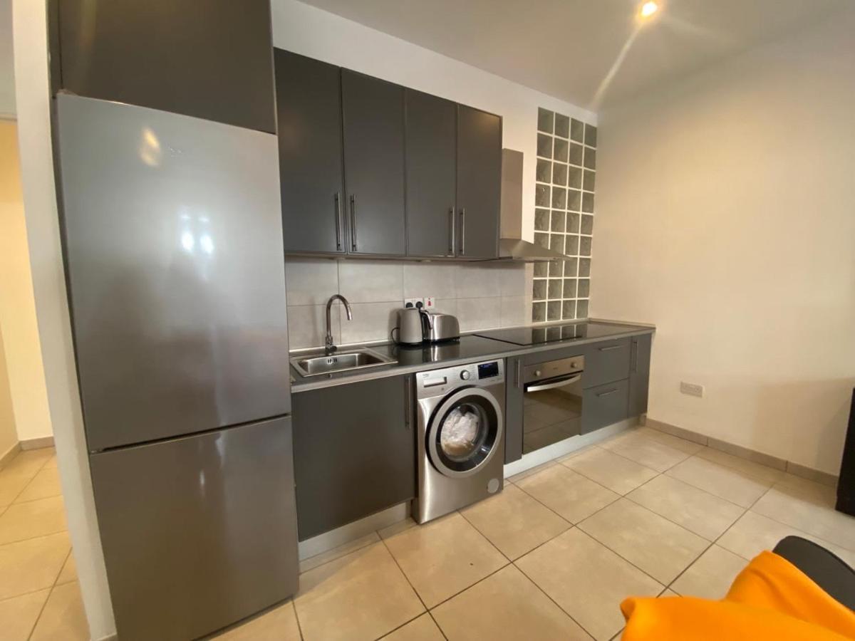 Апартаменты 2Br In The Zoko Contemporary And Convenient Гибралтар Экстерьер фото