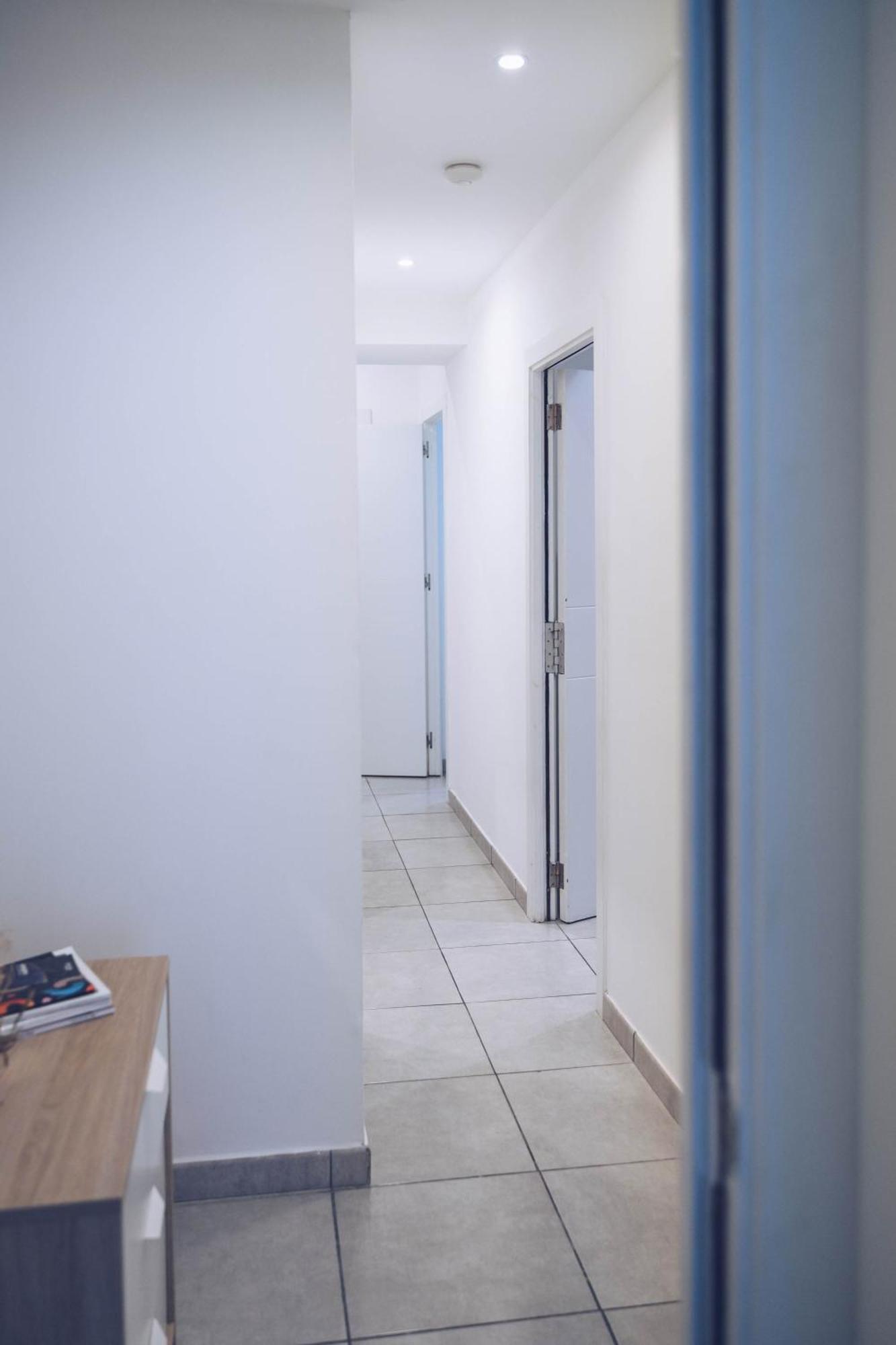 Апартаменты 2Br In The Zoko Contemporary And Convenient Гибралтар Экстерьер фото