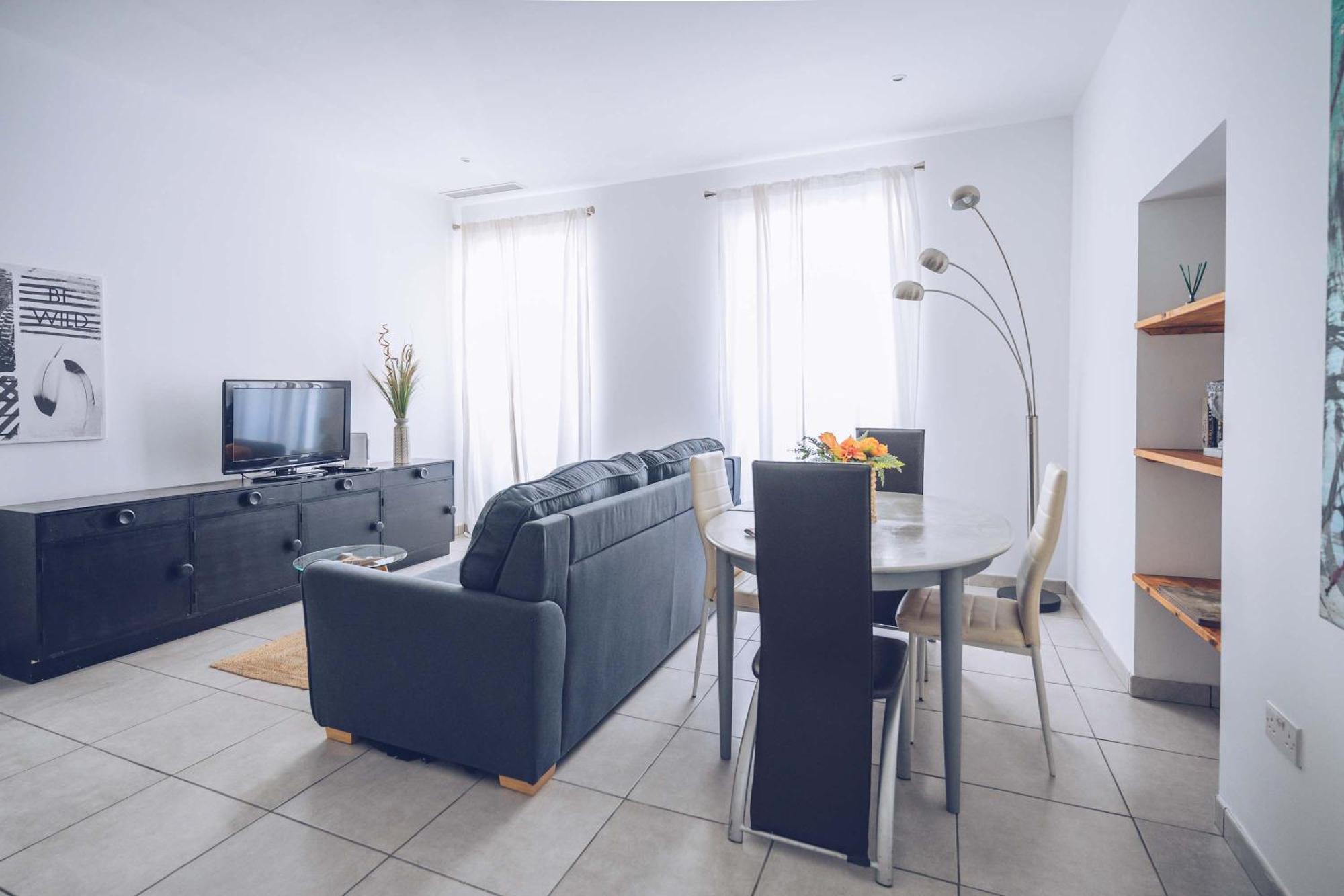 Апартаменты 2Br In The Zoko Contemporary And Convenient Гибралтар Экстерьер фото